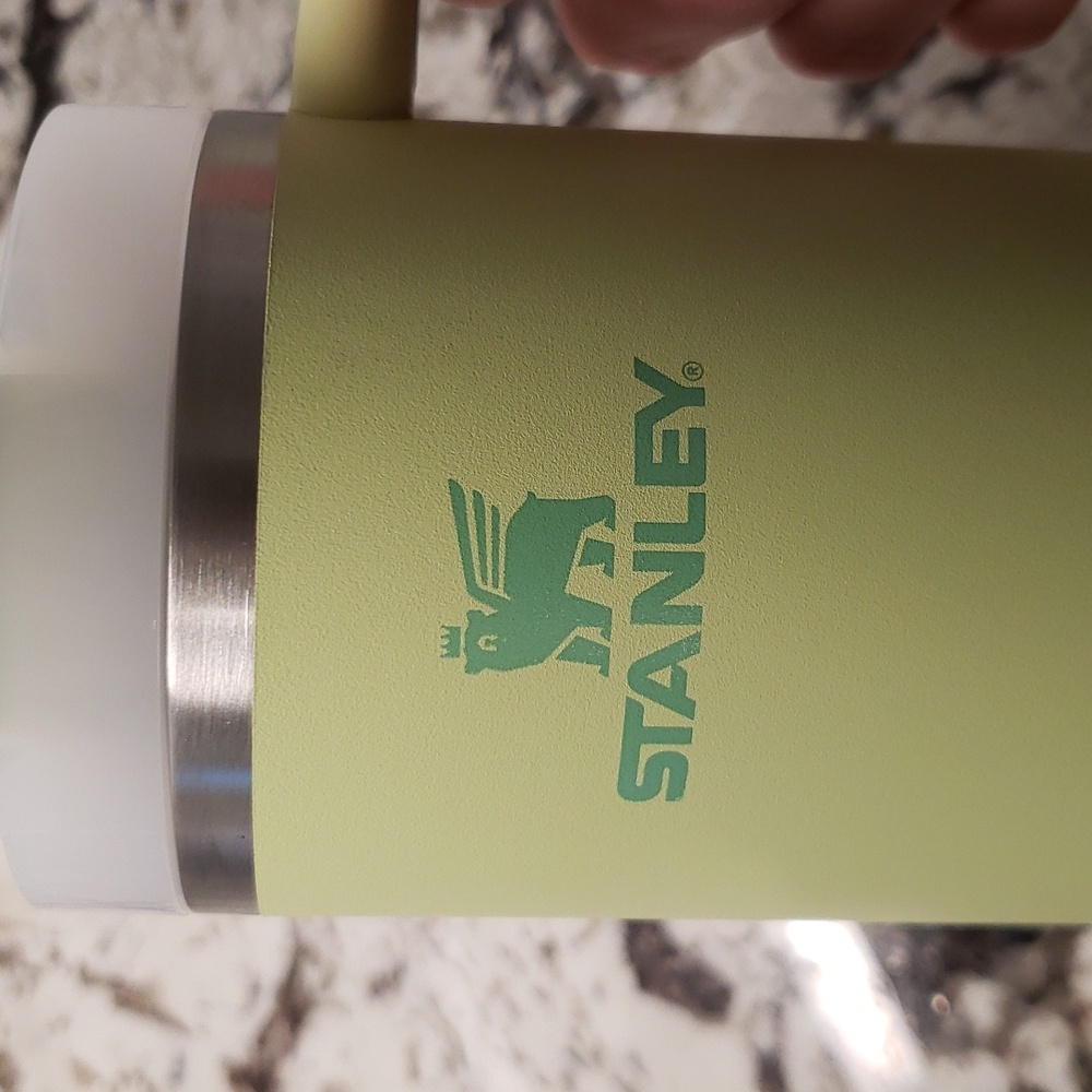 Stanley The Flowstate 30oz Quencher H2.0 Tumbler in Citron - Picture 3 of 8